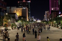 tp hcm cam tu tap dong nguoi gay mat trat tu o pho di bo nguyen hue