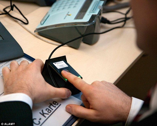 he nay nhat cho phep du khach thanh toan bang van tay