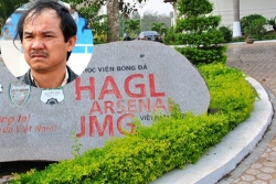 bau duc can tien the chap ca hoc vien bong da vay no