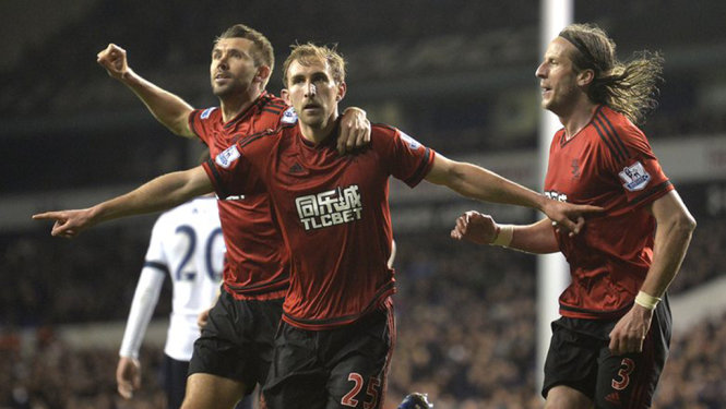 hoa west brom tottenham giup leicester cach ngoi vuong dung 3 diem