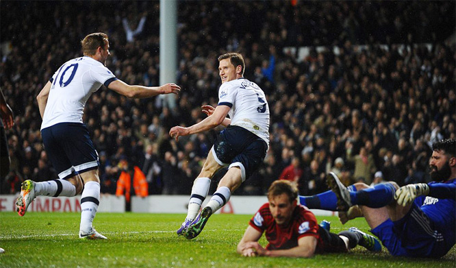 hoa west brom tottenham giup leicester cach ngoi vuong dung 3 diem