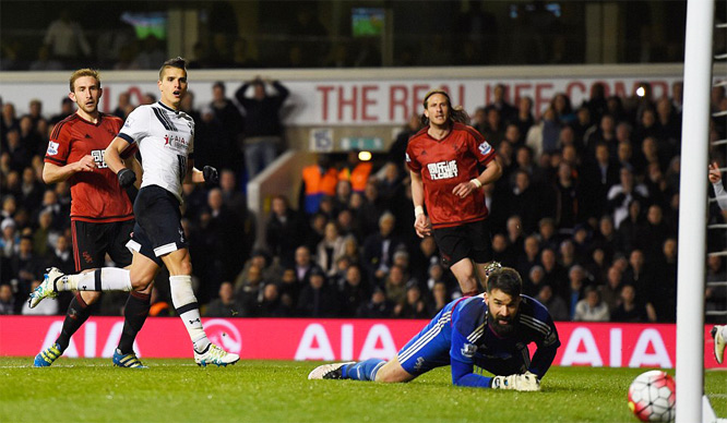 hoa west brom tottenham giup leicester cach ngoi vuong dung 3 diem
