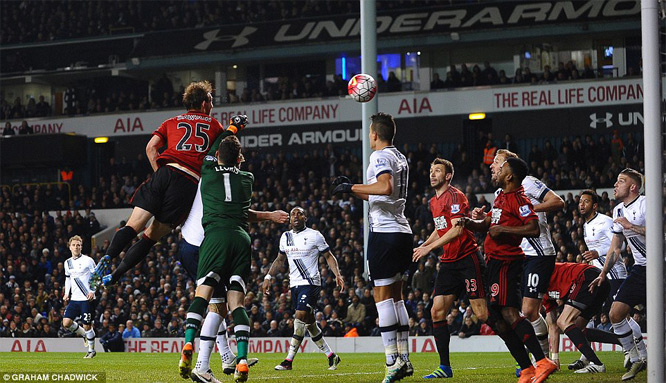 hoa west brom tottenham giup leicester cach ngoi vuong dung 3 diem