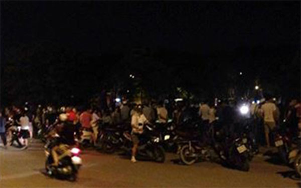 ha noi nam thanh nien vao cong vien tu tu de lai thu tuyet menh