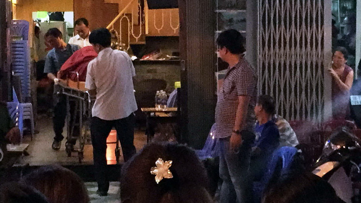 mot nguoi malaysia chet trong khach san voi nhieu vet chem