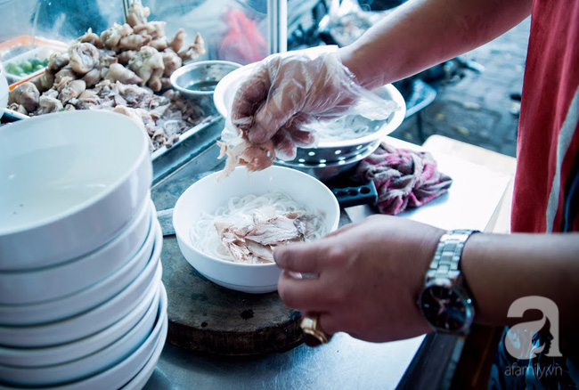 ha noi tro mua sang day som nho ghe qua hang bun bo hue nga tu so 2 chu 1 tiem 1 huong vi