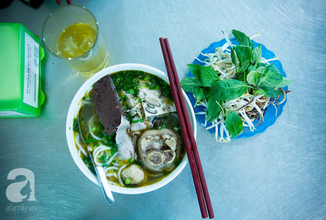 ha noi tro mua sang day som nho ghe qua hang bun bo hue nga tu so 2 chu 1 tiem 1 huong vi