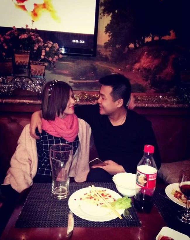 co gai nga xinh dep va chuyen tinh co tich ben chang trai trung quoc khong nha khong xe khong tien tiet kiem