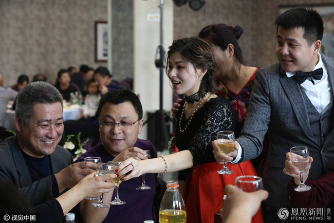 co gai nga xinh dep va chuyen tinh co tich ben chang trai trung quoc khong nha khong xe khong tien tiet kiem