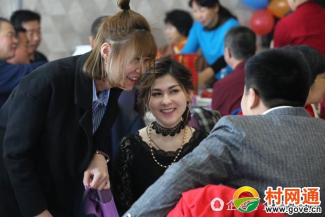 co gai nga xinh dep va chuyen tinh co tich ben chang trai trung quoc khong nha khong xe khong tien tiet kiem