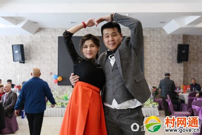 co gai nga xinh dep va chuyen tinh co tich ben chang trai trung quoc khong nha khong xe khong tien tiet kiem