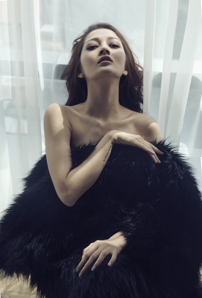 bao anh khoe vai tran voi vay ngu nong bong