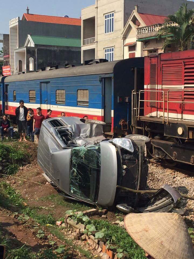 bac giang va cham voi tau hoa xe o to bep dum ben duong