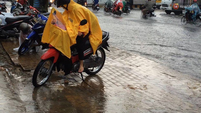 clip mua trang troi o sai gon nuoc ngap chay nhu thac do khien nguoi dan khon don