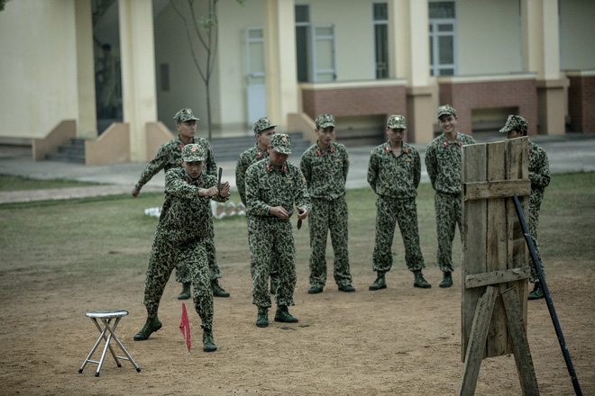 hot boy binh an lien tuc bi nem da vi thai do trong quan ngu