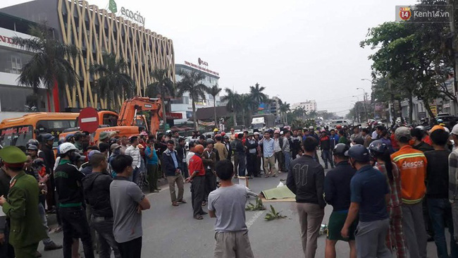 nguoi than oa khoc nuc no ben thi the nam thanh nien bi xe khach can