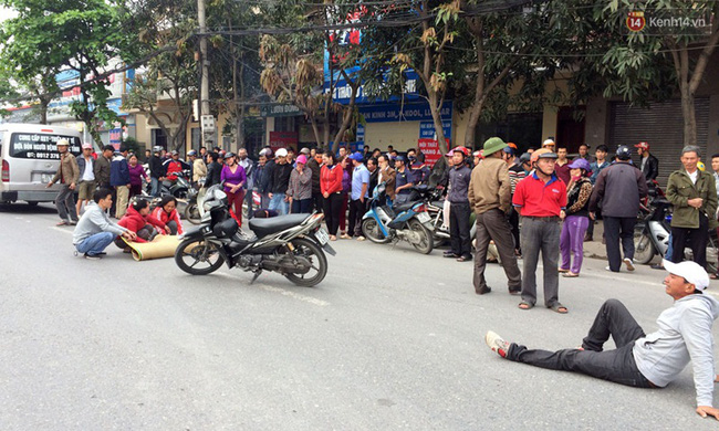 nguoi than oa khoc nuc no ben thi the nam thanh nien bi xe khach can