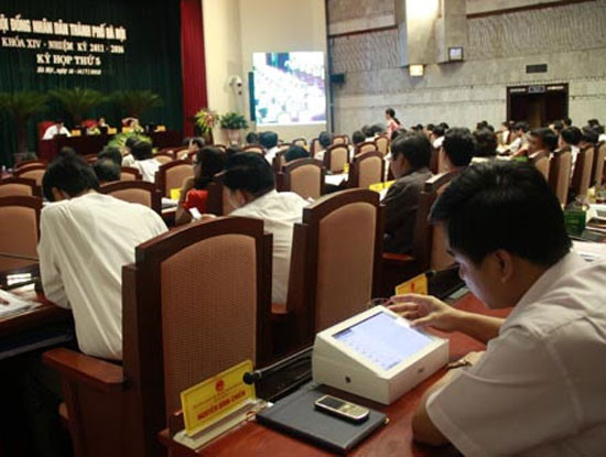 ha noi trang bi may tinh bang cho lanh dao cac so ban nganh va quan huyen thi xa