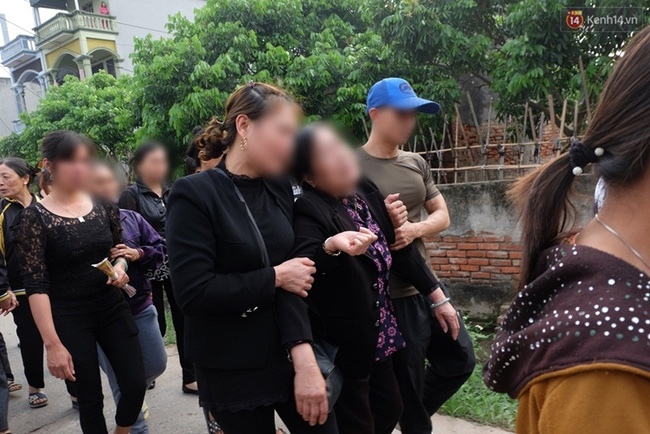 hang tram nguoi bat khoc tien dua be gai nguoi viet bi sat hai o nhat ve voi dat me