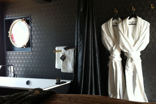 ben trong khach san can cau doc dao o ha lan