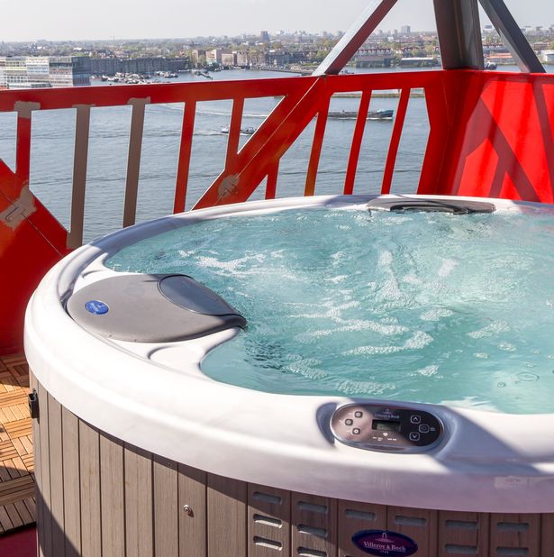 ben trong khach san can cau doc dao o ha lan