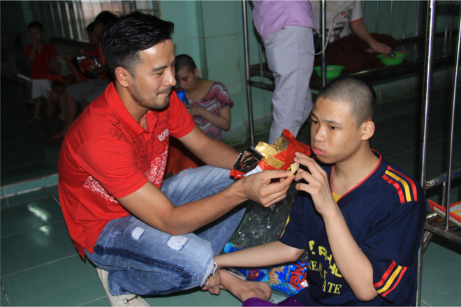 em gai ket nghia cua ngoc son ve viet nam lam tu thien
