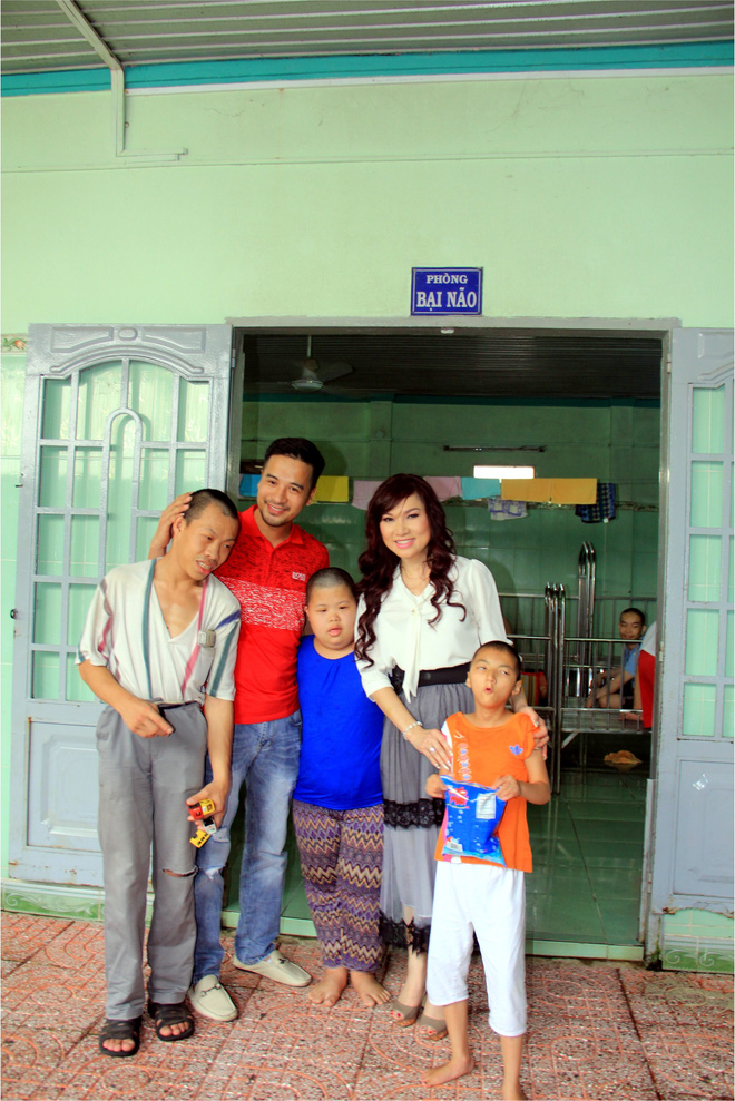 em gai ket nghia cua ngoc son ve viet nam lam tu thien