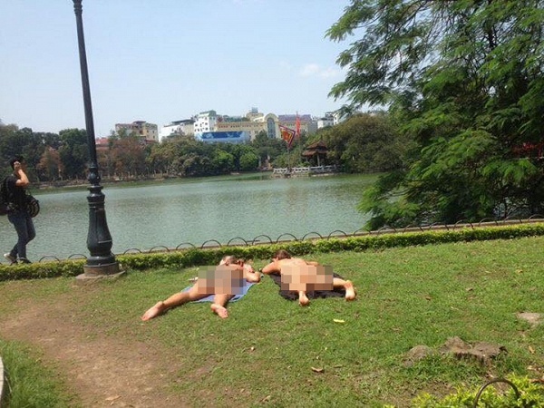 ha noi 2 nu du khach mac bikini than nhien tam nang tren bai co ven ho hoan kiem