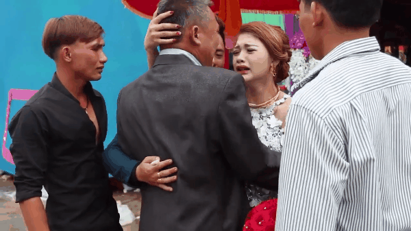 clip nghen ngao giay phut cha lau nuoc mat tien con gai ve nha chong