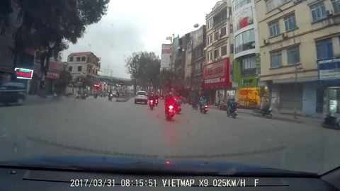 clip bon nuoc roi tu do tu nha 5 tang xuong dat 2 nguoi thoat chet trong gang tac