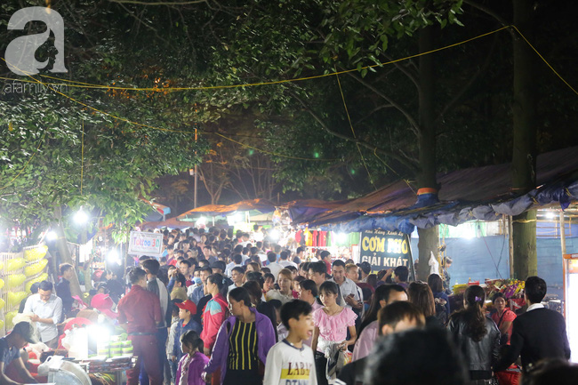 hang nghin nguoi thue chieu nam ngu ngay trong khuon vien den hung cho den gio khai le