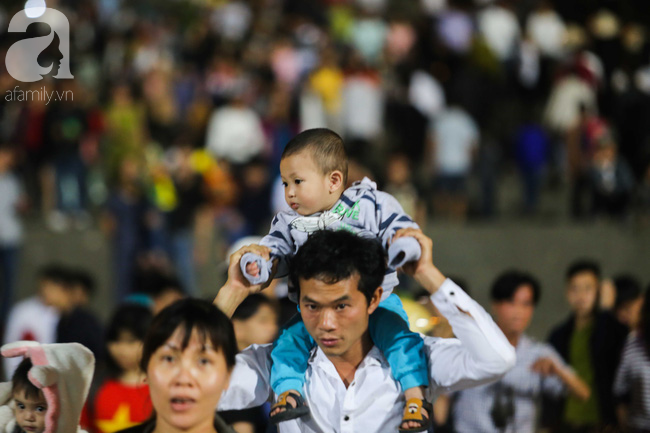 hang nghin nguoi thue chieu nam ngu ngay trong khuon vien den hung cho den gio khai le