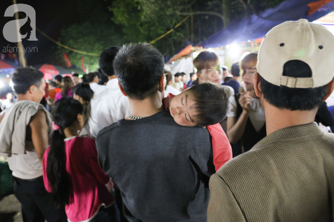 hang nghin nguoi thue chieu nam ngu ngay trong khuon vien den hung cho den gio khai le