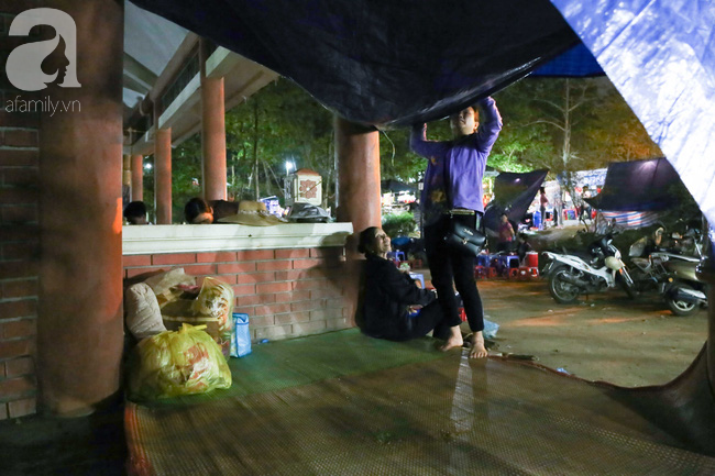 hang nghin nguoi thue chieu nam ngu ngay trong khuon vien den hung cho den gio khai le