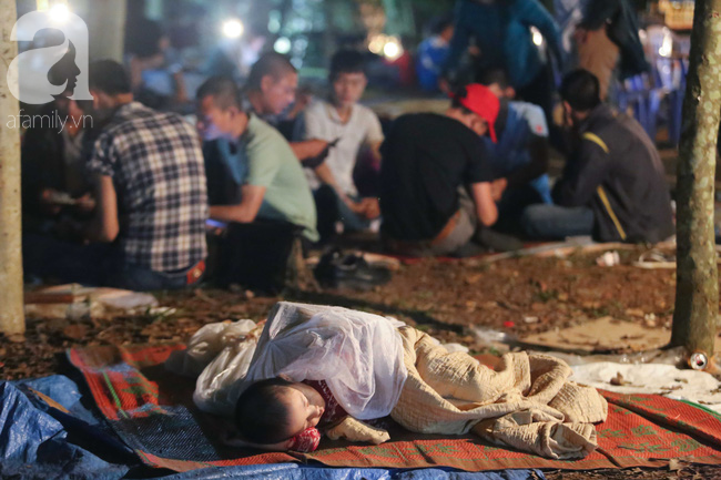hang nghin nguoi thue chieu nam ngu ngay trong khuon vien den hung cho den gio khai le