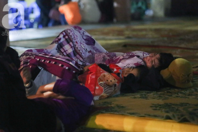 hang nghin nguoi thue chieu nam ngu ngay trong khuon vien den hung cho den gio khai le