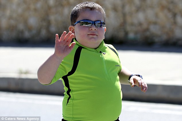 dau mac benh hiem ngheo cau be 8 tuoi van co gang tap luyen the thao va thanh qua day bat ngo