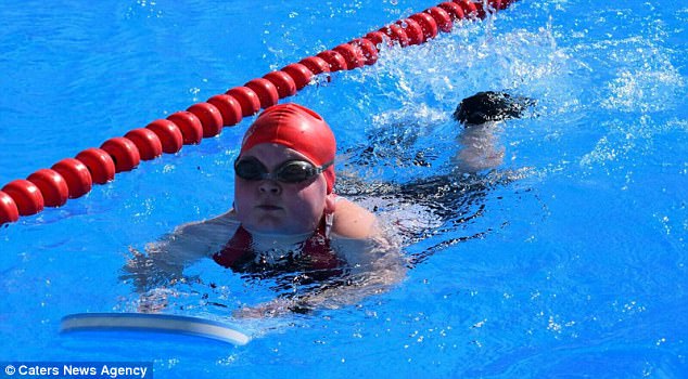 dau mac benh hiem ngheo cau be 8 tuoi van co gang tap luyen the thao va thanh qua day bat ngo