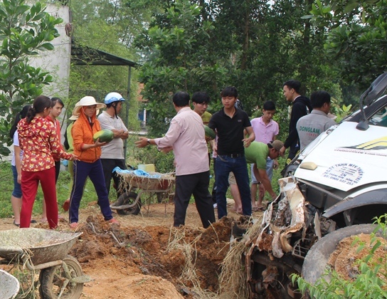 tu chuyen nguoi dan xan tay ao doi mua nhat hang hoa giup cac tai xe gap nan dau phai ai cung thich hoi cua