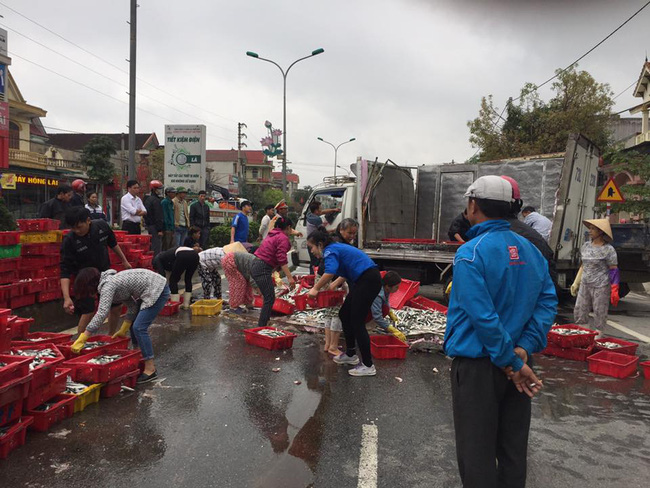 tu chuyen nguoi dan xan tay ao doi mua nhat hang hoa giup cac tai xe gap nan dau phai ai cung thich hoi cua