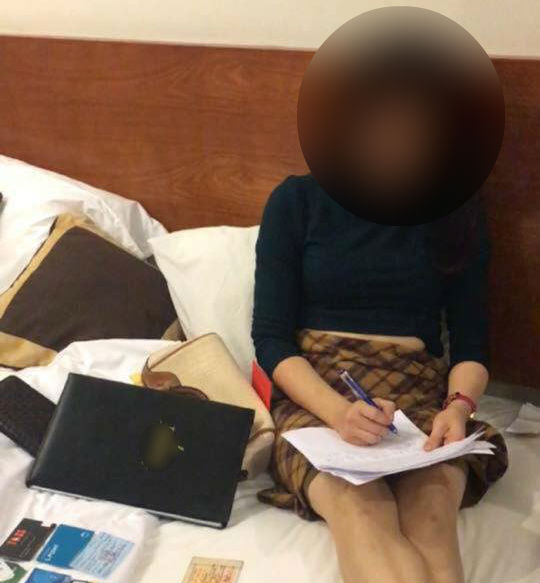 xon xao hinh anh nguoi phu nu quy lay trong khach san vi bi bat qua tang ngoai tinh