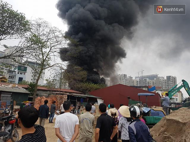 ha noi chay lon tai kho hang canh khu do thi moi yen hoa khoi den boc cao hang chuc met