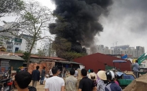 ha noi chay lon tai kho hang canh khu do thi moi yen hoa khoi den boc cao hang chuc met