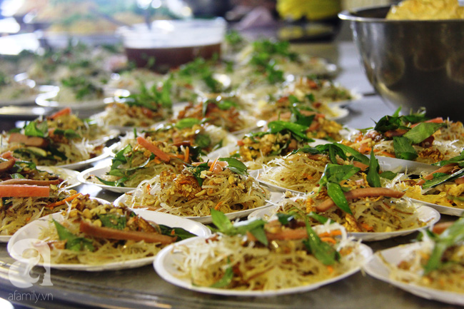 sai gon nguoi lon tre nho hao hung an buffet chay mien phi ngay gio to