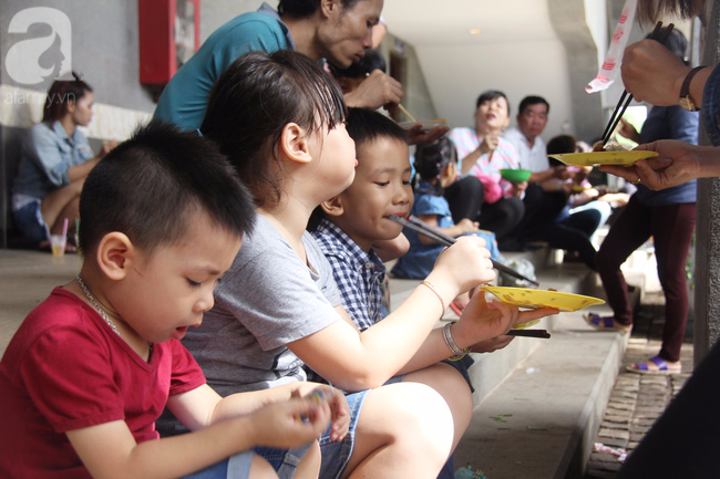 sai gon nguoi lon tre nho hao hung an buffet chay mien phi ngay gio to
