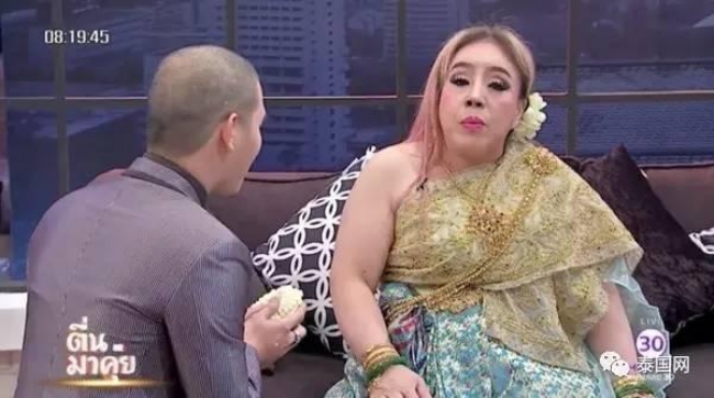 nu dai gia thai lan bi chong thu 9 tung tin don mac benh aids suyt danh chong cu tren song truyen hinh