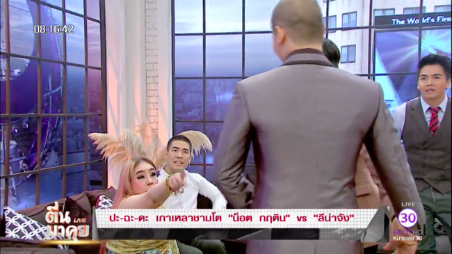 nu dai gia thai lan bi chong thu 9 tung tin don mac benh aids suyt danh chong cu tren song truyen hinh