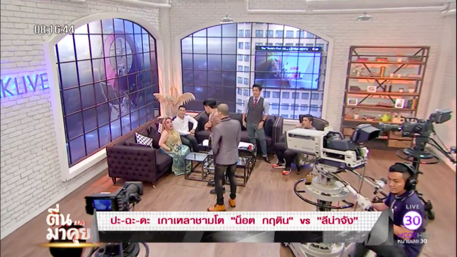 nu dai gia thai lan bi chong thu 9 tung tin don mac benh aids suyt danh chong cu tren song truyen hinh