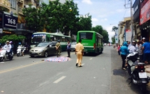 tp hcm nga xuong duong tu phia sau xe om nguoi phu nu bi xe buyt can tu vong