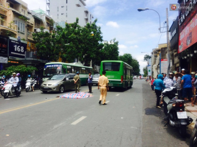 tp hcm nga xuong duong tu phia sau xe om nguoi phu nu bi xe buyt can tu vong